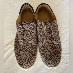 Universal Thread slip on shoes